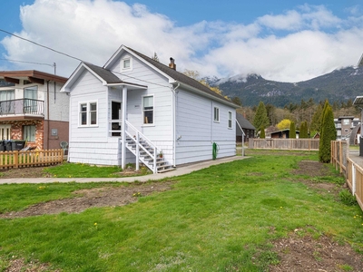 House for sale, 38023 FIFTH AVENUE, in Squamish, Canada