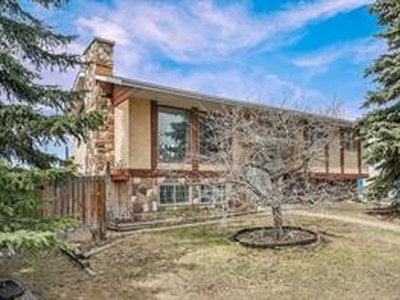 House for sale, 435 E Queensland Road SE, in Calgary, Canada