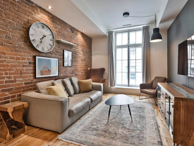 Beautiful furnished 2 BDRM in the heart of Old Port - MUST SEE!!