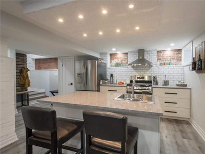 Beautiful newly renovated Apt in the heart of Crown Point/Ottawa