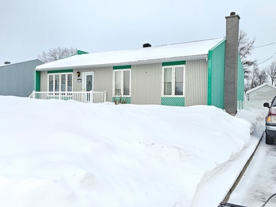 House for sale, 1122 Carré des Chênes, Saint-Félicien, QC G8K2L3, CA, in Saint-Félicien, Canada