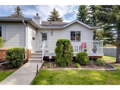 Townhouse For Sale In Monterey Park, Calgary, Alberta