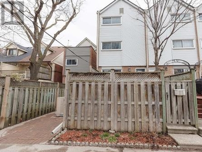 Townhouse For Sale In Upper Beaches, Toronto, Ontario