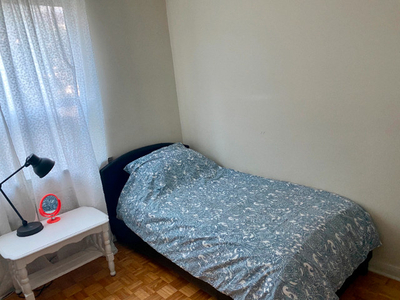 $900 / 1br - LARGE ROOM FOR FEMALE STUDENT. AVAILABLE MARCH 16