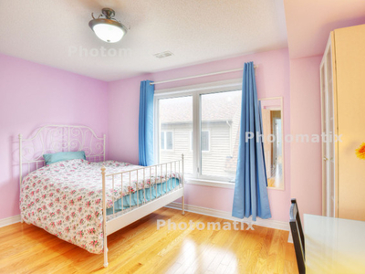 $900 Beautiful Spacious Bedroom - For Female Housemate