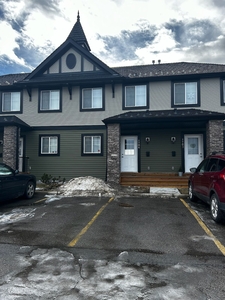 Airdrie Pet Friendly Townhouse For Rent | Charming 3-bedroom, 1.5-bath townhouse with