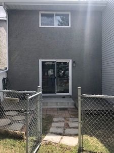 Airdrie Pet Friendly Townhouse For Rent | 3 Bedroom Townhouse in Central