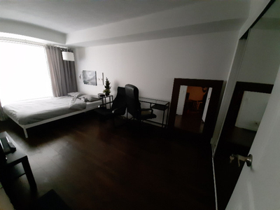 AVAIL. NOW, room in BIG 2BR, Feb 1 (DOWNTOWN Queen St.)