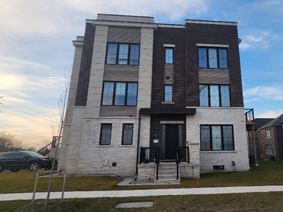 Beautiful 4+1 Bed Townhouse in Oakville for Rent