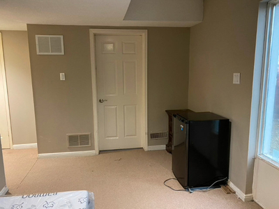 Bedroom with private washroom in prime mississauga(Female) -Feb1
