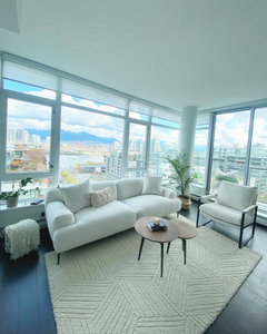 Elegantly Furnished 2-bed 2-bath Sub-Penthouse Remarkable Views