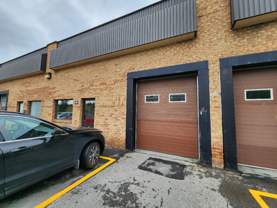 Entrepôt de 1540 pieds carrés à Boisbriand avec 1 porte garage