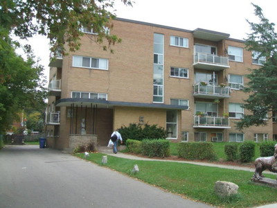 Large 2 bedroom apartment! Steps to lake Ontario