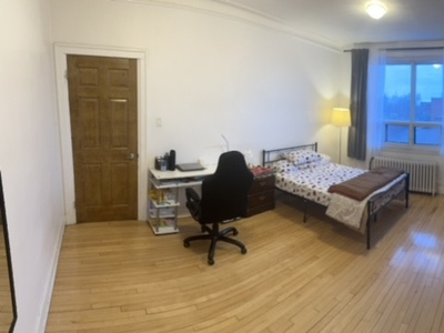 Room for rent for February near Snowdon (600 CAD)