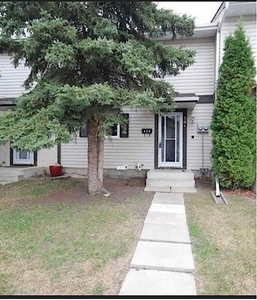 Spruce Grove Townhouse For Rent | EXCELLENT, CENTRALLY LOCATED 3 BED