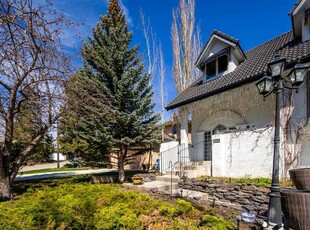 103 Coach Light Bay Southwest, Calgary, Alberta–